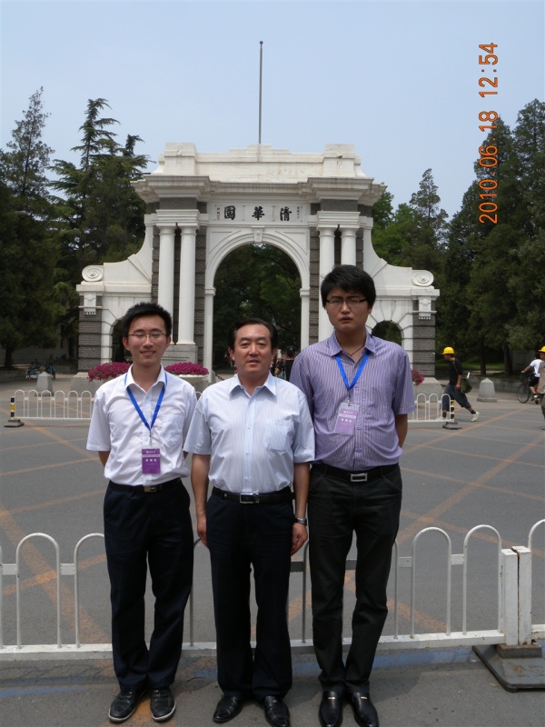 副总与清华大学同学合影留念